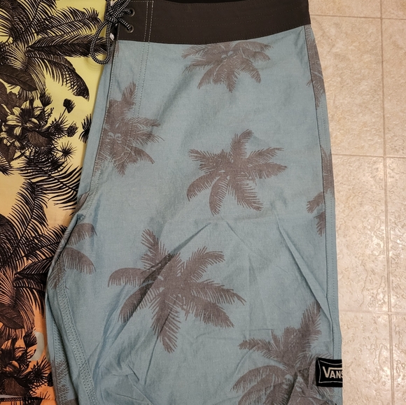 Boardshorts (Hurley,Vans,QUIKSILVER) - Picture 6 of 13